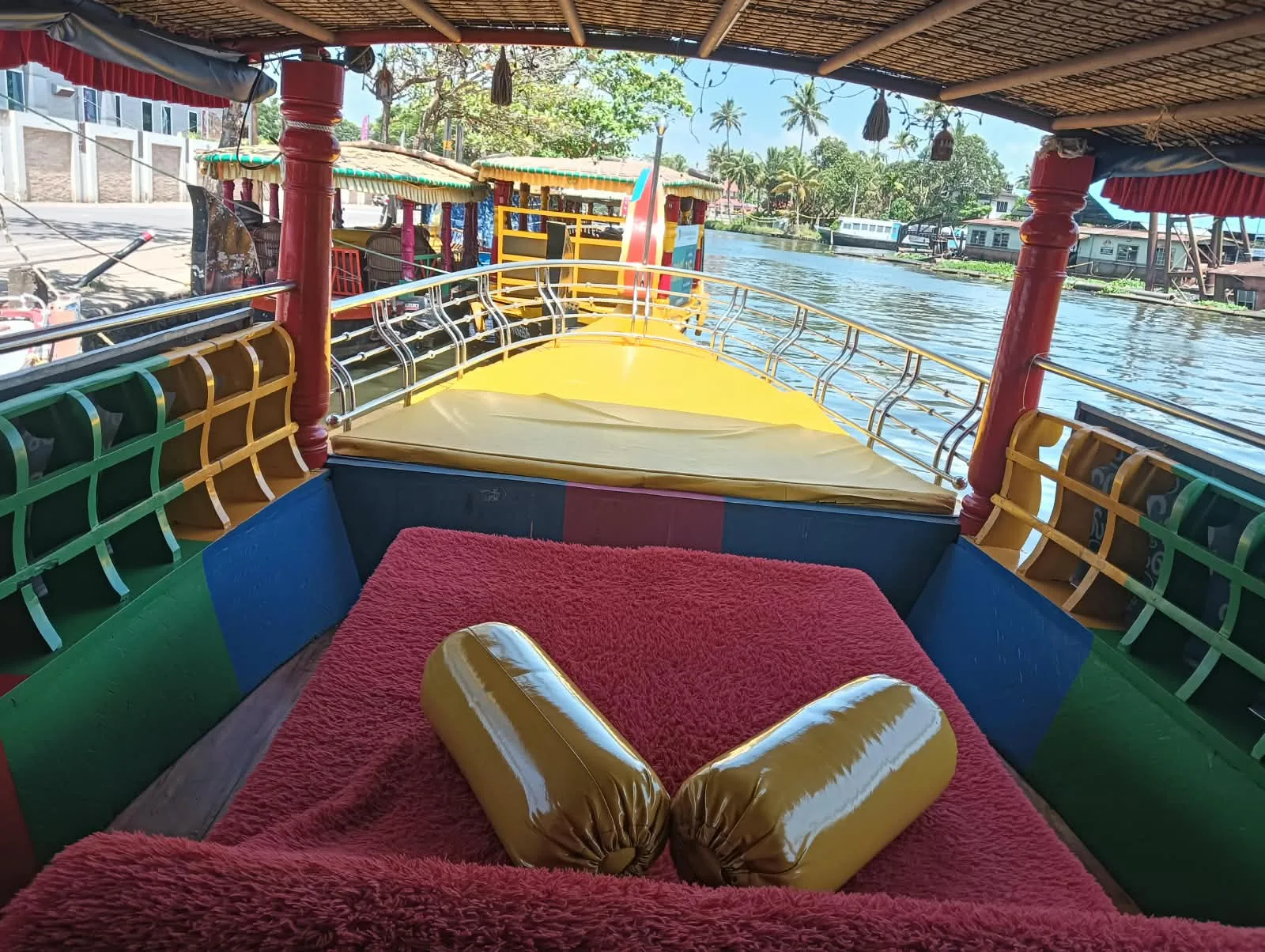 Front relaxation deck looking out over the Alleppey backwaters